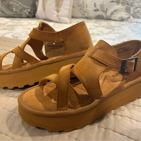 Deer Stags Tan Sandals with Chunky Sole - Picture 1 of 8